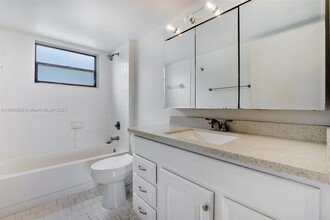 7300 Wayne Ave, Unit 505 in Miami Beach, FL - Building Photo - Building Photo