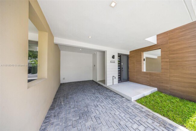 4133 N Oak Pl in Dania Beach, FL - Building Photo - Building Photo