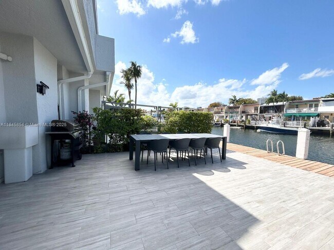 3811 NE 166th St in North Miami Beach, FL - Building Photo - Building Photo
