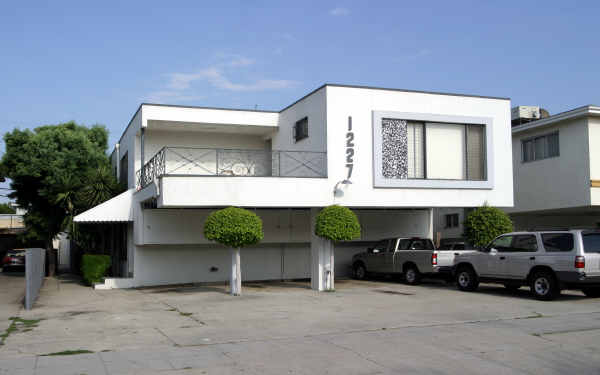 1227 S Holt Ave in Los Angeles, CA - Building Photo - Building Photo