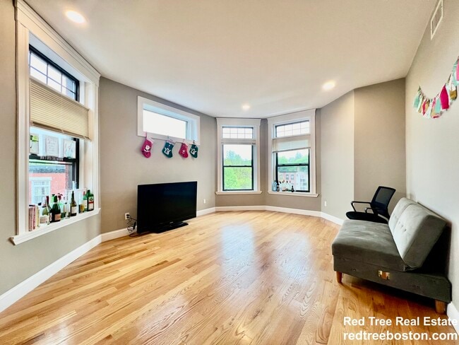 1914 Beacon St, Unit 3 in Boston, MA - Foto de edificio - Building Photo