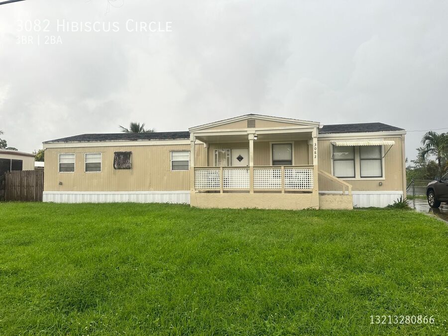 3082 Hibiscus Cir in West Palm Beach, FL - Building Photo
