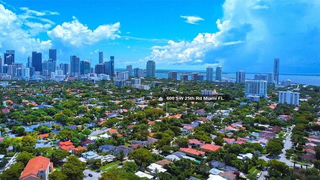 600 SW 25th Rd in Miami, FL - Foto de edificio - Building Photo