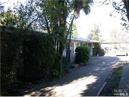 327 Decker St in Santa Rosa, CA - Foto de edificio - Building Photo