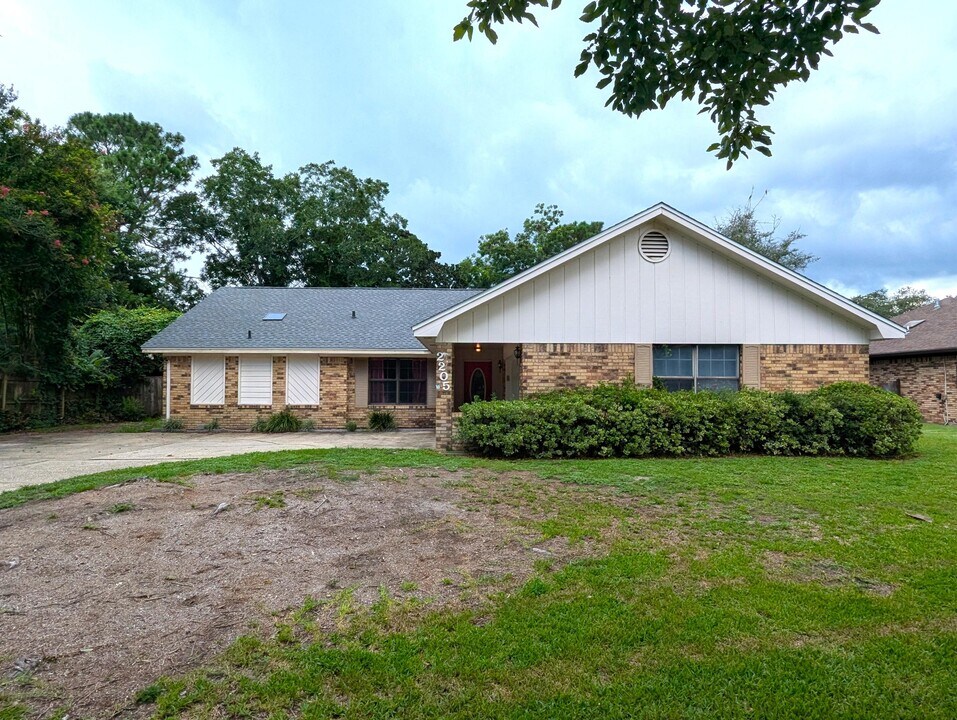 2205 Calle De Marbella in Navarre, FL - Building Photo