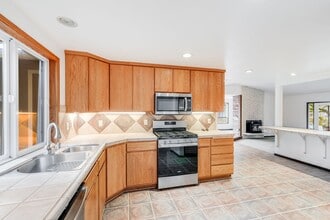 14389 SE Holly Vw Ct in Damascus, OR - Building Photo - Building Photo