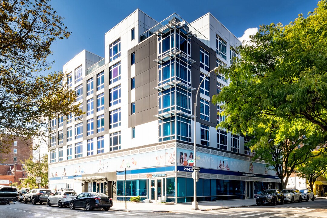 Rego Park Plaza in Rego Park, NY - Foto de edificio