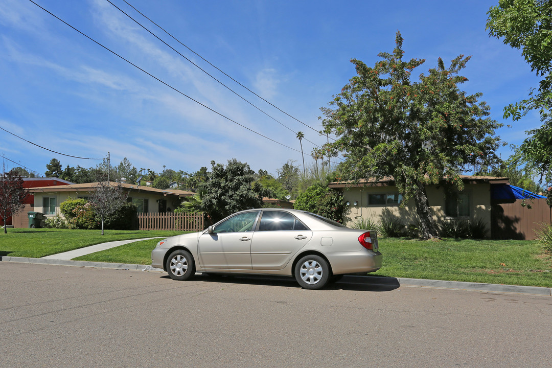 910-930 W 10th Ave in Escondido, CA - Building Photo