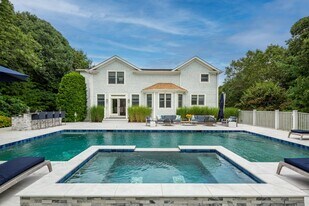 48 Woodthrush Ln in Water Mill, NY - Building Photo