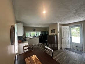 11 Whitney Way in East Greenbush, NY - Foto de edificio - Building Photo