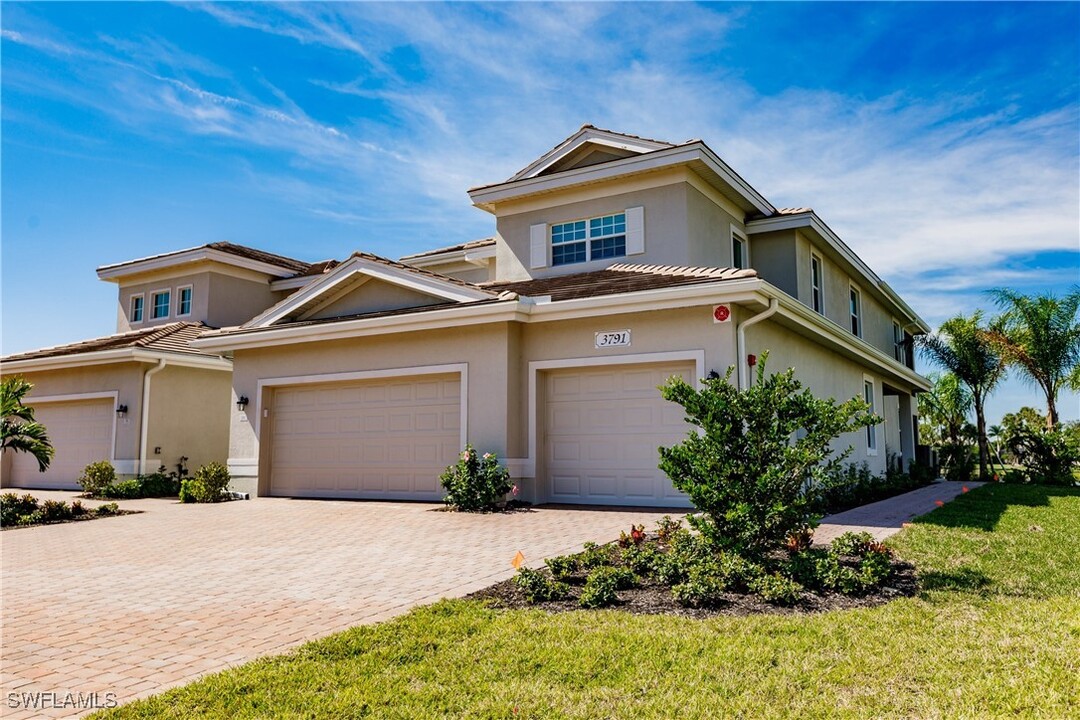 3791 Pebblebrook Ridge Ct in Ft. Myers, FL - Foto de edificio