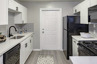 Oakwood Townhomes in Lake Worth, FL - Building Photo - Interior Photo