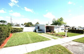 11031 SW 43rd St in Miami, FL - Building Photo - Building Photo