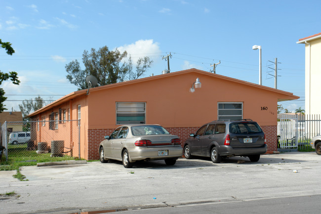 160 W 7th St in Hialeah, FL - Foto de edificio - Building Photo
