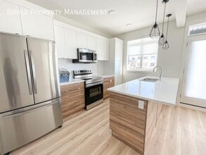 10060-10046 46 St NE in Calgary, AB - Building Photo - Building Photo