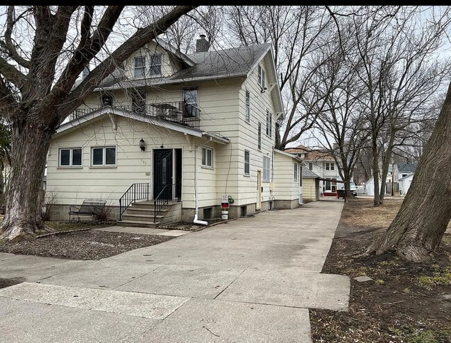 902 3rd Ave N, Unit Khaliki Apartments Llc in Fort Dodge, IA - Building Photo - Building Photo