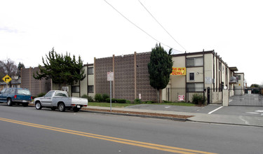 Sycamore Plaza in Hayward, CA - Building Photo - Building Photo