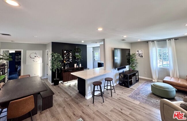 1111 E Elk Ave in Glendale, CA - Building Photo - Building Photo