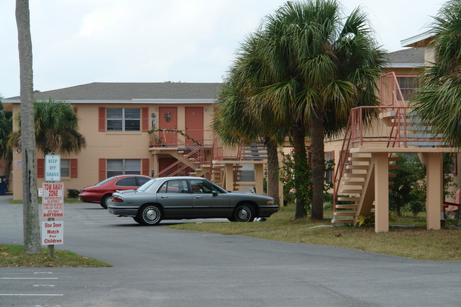 2190 S Palmetto Ave in Daytona Beach, FL - Foto de edificio - Building Photo