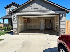 3503 Carnelian St in Medford, OR - Foto de edificio - Building Photo