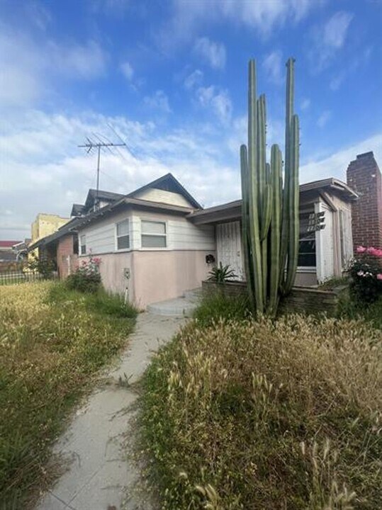 1100 W 39th Pl in Los Angeles, CA - Building Photo