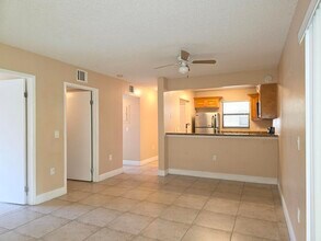 1542 Lake Crystal Dr, Unit H in Royal Palm Beach, FL - Foto de edificio - Building Photo
