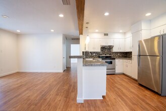 1463 Redbud Trl, Unit C in West Lake Hills, TX - Building Photo - Building Photo