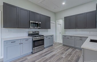 210 N San Jacinto St, Unit 1 in San Antonio, TX - Foto de edificio - Building Photo