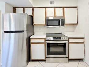 2400 Feather Sound Dr in Clearwater, FL - Foto de edificio - Building Photo