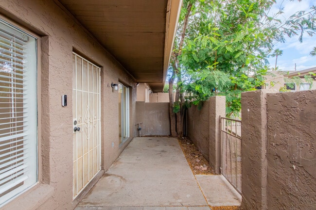 925 W Peoria Ave, Unit #47 in Phoenix, AZ - Foto de edificio - Building Photo