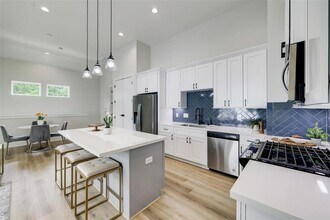 846 Elkhart St-Unit -E in Houston, TX - Foto de edificio - Building Photo