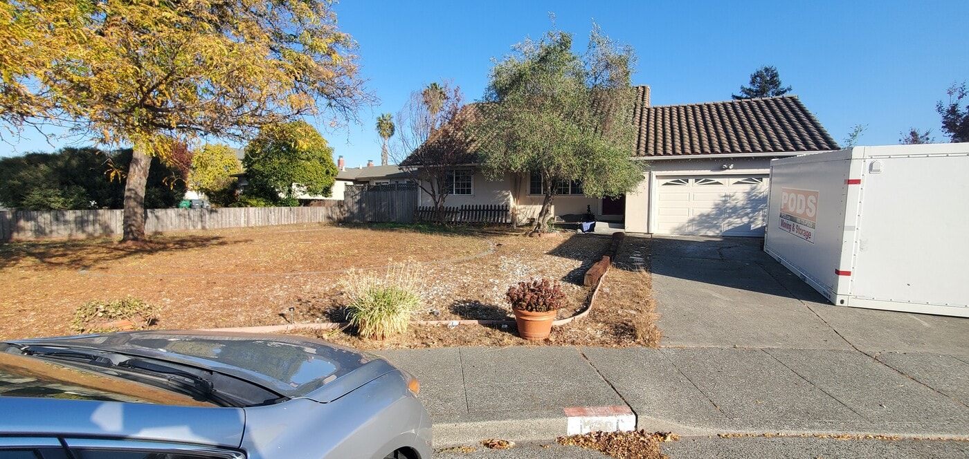 1640 Baywood Dr in Petaluma, CA - Building Photo