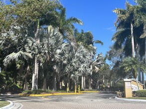 761 N Pine Island Rd in Plantation, FL - Foto de edificio - Building Photo