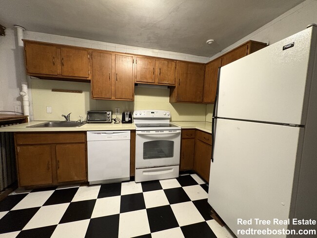 28 Woodward St in Newton, MA - Building Photo - Building Photo