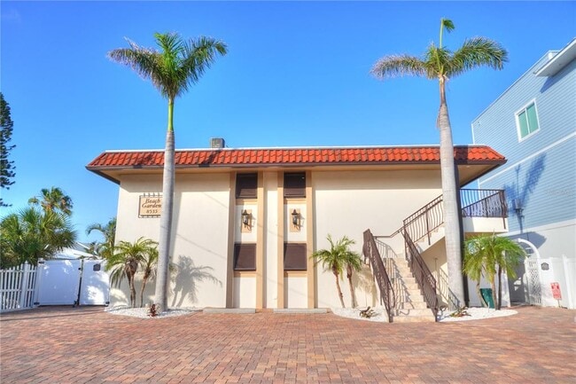 8535 Blind Pass Dr-Unit -203 in Treasure Island, FL - Foto de edificio - Building Photo