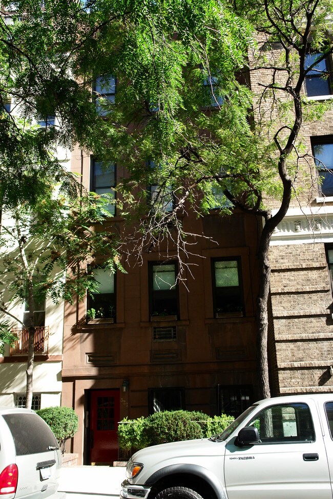 327 W 55th St in New York, NY - Building Photo - Building Photo