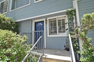 2944 Fairmount Ave in Montrose, CA - Building Photo - Building Photo