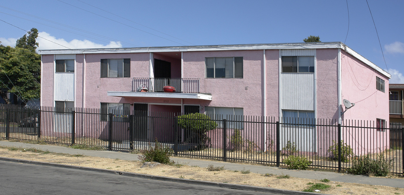 8512 Holly St in Oakland, CA - Building Photo