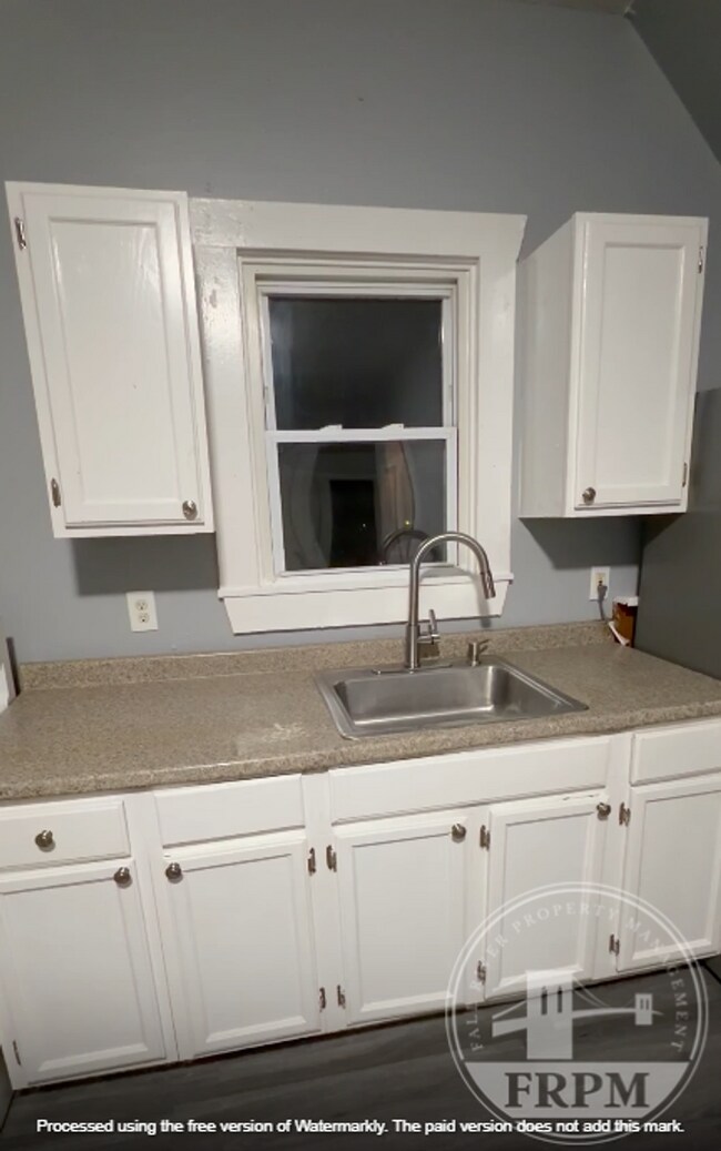 1272 Pleasant St in New Bedford, MA - Building Photo - Building Photo