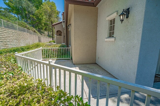 23491 Abbey Glen Pl in Santa Clarita, CA - Building Photo - Building Photo