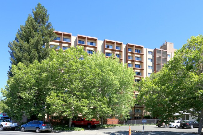 Silvercrest Senior Living Residence in Santa Rosa, CA - Foto de edificio - Building Photo