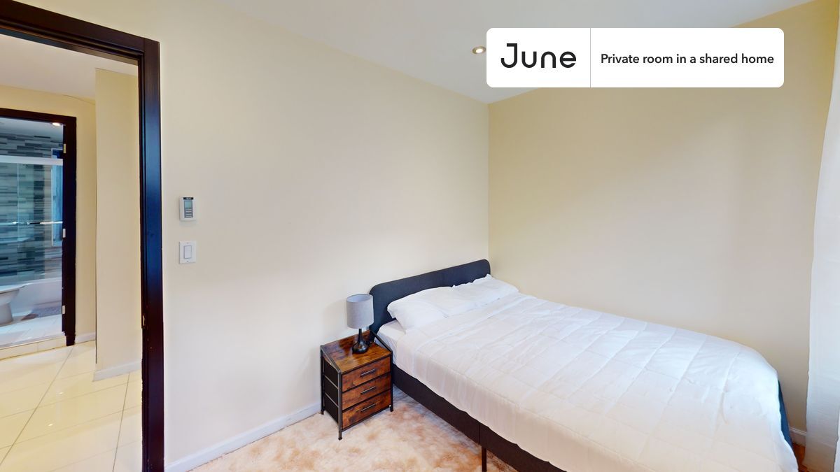 Private bedroom in 6 bed/3 bath Home in New York, NY - Building Photo