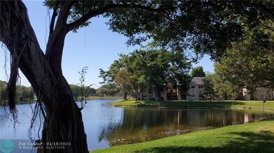1851 NW 96th Terrace in Pembroke Pines, FL - Foto de edificio - Building Photo