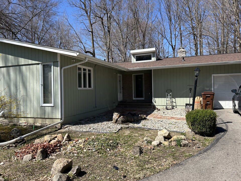 4892 Wilcox Rd in Holt, MI - Foto de edificio