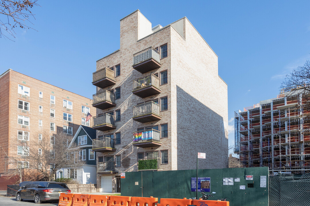 475 E Eighth St in Brooklyn, NY - Building Photo