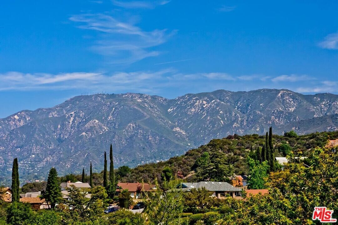2108 El Arbolita Dr in Glendale, CA - Building Photo