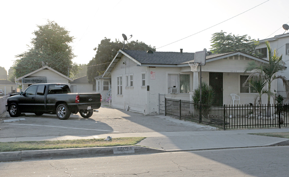 6502-6506 Flora Ave in Bell, CA - Building Photo