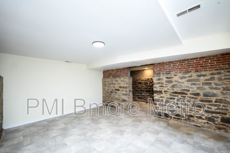 2102 Maryland Ave in Baltimore, MD - Building Photo