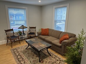22 Swan St, Unit 1 in Beverly, MA - Foto de edificio - Building Photo