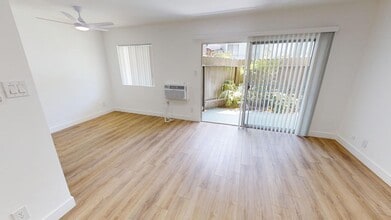 The Regal Villa Apts in Los Angeles, CA - Building Photo - Interior Photo